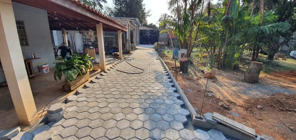 Piso intertravado residencial em calçada